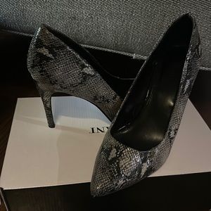Express snakeskin print heels size 9 - NEW